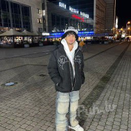 Alejandro, 24